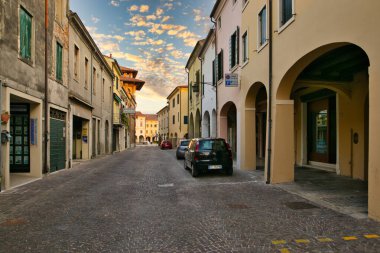 Montagnana, İtalya - 6 Ağustos 2017: Eski şehrin sakin sokaklarının mimarisi