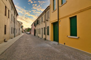 Montagnana, İtalya - 6 Ağustos 2017: Eski şehrin sakin sokaklarının mimarisi