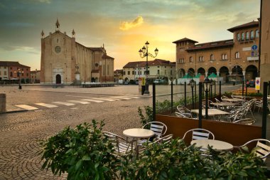 Montagnana, İtalya - 6 Ağustos 2017: Eski şehrin sakin sokaklarının mimarisi