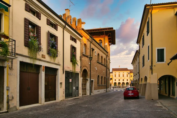 Montagnana, İtalya - 6 Ağustos 2017: Eski şehrin sakin sokaklarının mimarisi