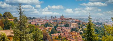 Bergamo, İtalya - 18 Ağustos 2017: Şato duvarlarından Bergamo şehrinin panoramik manzarası.
