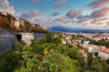 Bergamo, İtalya - 18 Ağustos 2017: Şato duvarlarından Bergamo şehrinin panoramik manzarası.
