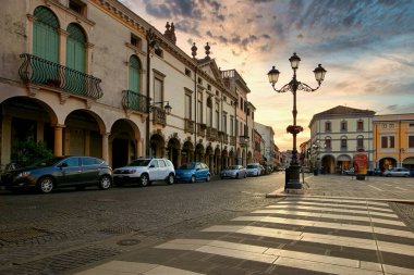 Montagnana, İtalya - 25 Ağustos 2017: Piazza Vittorio Emanuele 2 'ye dökme demir fener