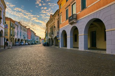 Montagnana, İtalya - 25 Ağustos 2017: Akşam sıcacık şehir caddesi