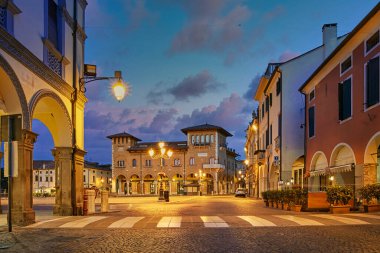 Montagnana, İtalya - 25 Ağustos 2017: Komünün ana meydanının gece aydınlanması