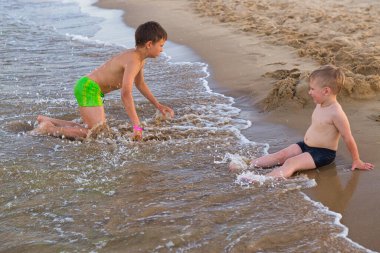 Sahilde özgürlükten atlayan bir çocuk. çalName,