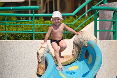 Çocuklar mavi suyu olan bir havuzda yüzerler 2021