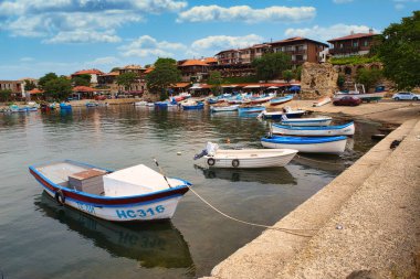NESSEBAR, BULGARIA, 18 HAZİRAN 2016: Eski Nessebar kentinin sokaklarında yürü. 2021 küçük balıkçı tekneleri ile rahat liman
