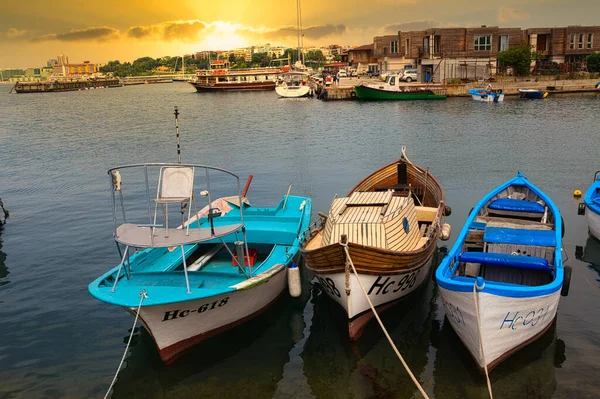 NESSEBAR, BULGARIA, 18 HAZİRAN 2016: Eski Nessebar kentinin sokaklarında yürü. 2021 küçük balıkçı tekneleri ile rahat liman