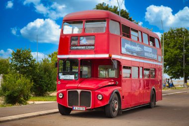 NESSEBAR, BULGARIA, 18 HAZİRAN 2016: Eski Nessebar kentinin sokaklarında yürü. Yaşlı, hırpalanmış, turist otobüsü