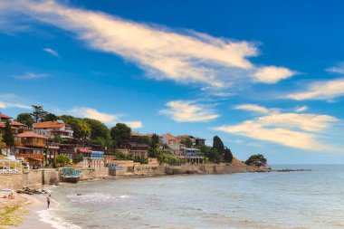 NESSEBAR, BULGARIA, 18 Haziran 2016: Samimi kafeler ve küçük plajlı Nessebar gezinti alanı. 2021