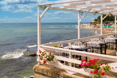 NESSEBAR, BULGARIA, 18 HAZİRAN 2016: Nessebar liman kasabasındaki samimi kafeler. 2021