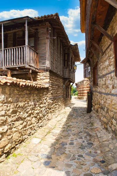 NESSEBAR, BULGARIA, 18 Haziran 2016: Mimari çözümler Nessebar eski kasaba binaları. 2021 numaralı konut