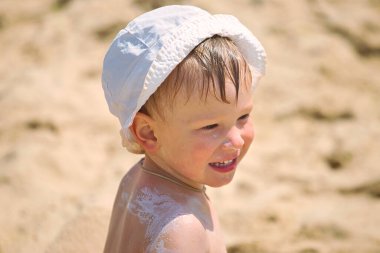 2021 'den sonra plajda bir çocuğun portresi.