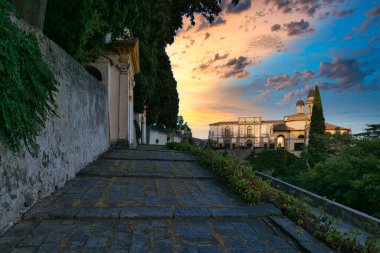 Monselice, İtalya - 13 Temmuz 2017: Villa Dudo ve St. George Kilisesi