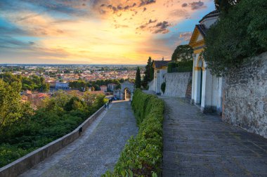 Monselice, İtalya - 13 Temmuz 2017: Tepeden tırnağa kırmızı çatılı manzara