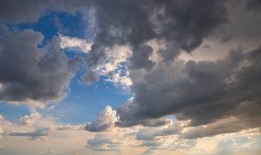 2021 günbatımında beyaz bulutlar ve ışınlarla dramatik karanlık gökyüzü