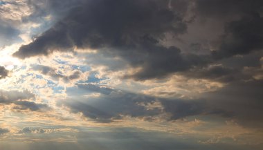 2021 günbatımında beyaz bulutlar ve ışınlarla dramatik karanlık gökyüzü