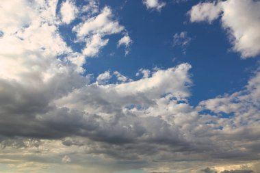 dramatik mavi gökyüzü Işınlar ve beyaz bulutlar 2021