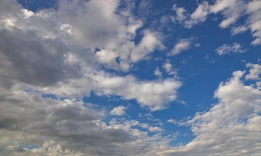 dramatik mavi gökyüzü Işınlar ve beyaz bulutlar 2021