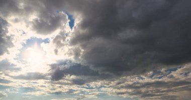 dramatik mavi gökyüzü Işınlar ve beyaz bulutlar 2021