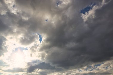 dramatik mavi gökyüzü Işınlar ve beyaz bulutlar 2021