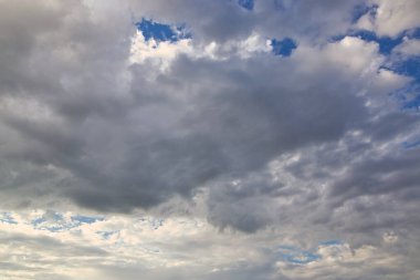 dramatik mavi gökyüzü Işınlar ve beyaz bulutlar 2021