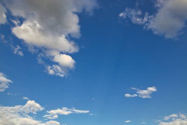 dramatik mavi gökyüzü Işınlar ve beyaz bulutlar 2021