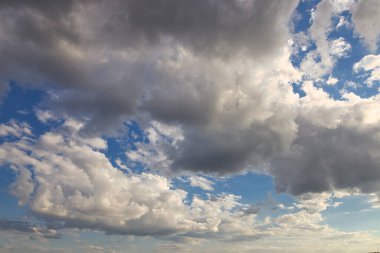 dramatik mavi gökyüzü Işınlar ve beyaz bulutlar 2021