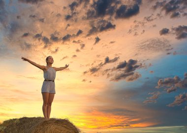 Mavi gökyüzünün arka planında bir buket papatya olan bir kız. 2021