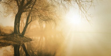 Sis su sabahın erken saatlerinde Bahar üzerinde