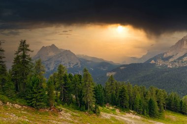 Misurina Dağı yakınlarında güzel Dolomite Dağları 2021 Gölü