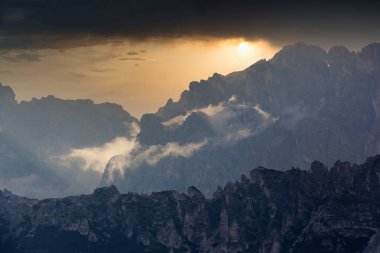 Misurina Dağı yakınlarında güzel Dolomite Dağları 2021 Gölü