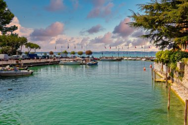 Sirmione, İtalya 17 Ağustos 2018 Garda Gölü Embankment 2021