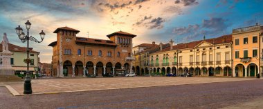Montagnana, İtalya - 5 Ağustos 2019: Montagnana 'nın merkez meydanındaki akşam kenti