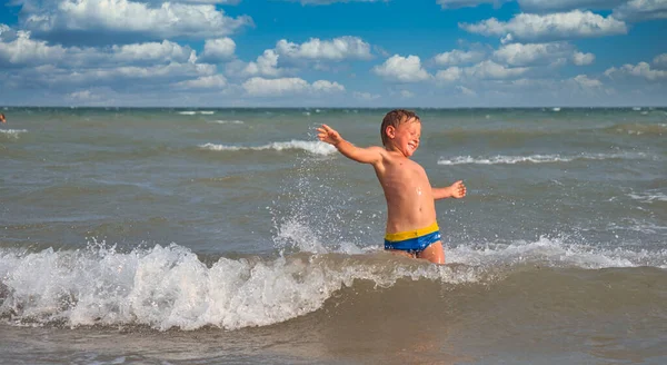 子供たちはビビオネ イタリアのビーチで海で泳ぐ2019 — ストック写真