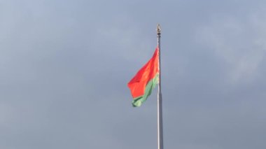 GOMEL, BELARUS - 19 Nisan 2021: 2021 Gökyüzüne karşı Beyaz Rusya sembolleri