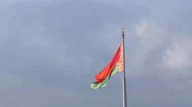 GOMEL, BELARUS - 19 Nisan 2021: 2021 Gökyüzüne karşı Beyaz Rusya sembolleri