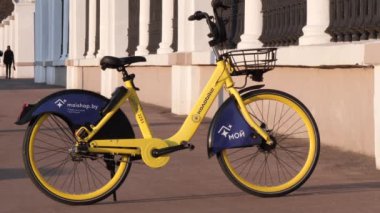 GOMEL, BELARUS - 19 Nisan 2021: 2021 şehir caddesinde bisiklet kiralama