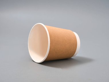 Gri arka planda tek kullanımlık kağıt çevre dostu kahve fincanı 2021