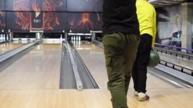 GOMEL, BELARUS - 17 Mayıs 2021: Eğlence merkezi çocukları bovling oynuyor