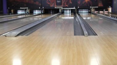 GOMEL, BELARUS - 17 Mayıs 2021: Eğlence merkezi çocukları bovling oynuyor