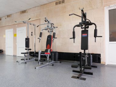 Spor malzemeleri ve egzersiz ekipmanlarıyla spor salonu 2021