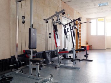 Spor malzemeleri ve egzersiz ekipmanlarıyla spor salonu 2021