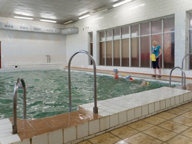 Gomel, BELARUS - 24 Mayıs 2021: küçük çocuklar için yüzme havuzu. yüzme eğitimi 4 yıllık 2021