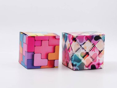 hediye paketi renkli küpler beyaz arkaplan 2021