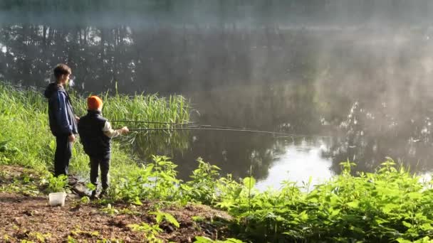 Vackert Läge Sjön Morgon Dimma Barn Fiske Med Fiskespön — Stockvideo