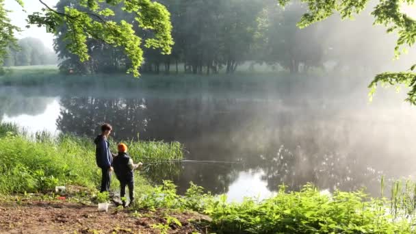 Vackert Läge Sjön Morgon Dimma Barn Fiske Med Fiskespön — Stockvideo