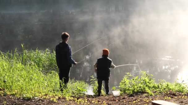 Όμορφη Τοποθεσία Στη Λίμνη Πρωί Ομίχλη Παιδιά Αλιείας Καλάμια Ψαρέματος — Αρχείο Βίντεο