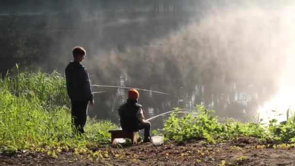 Vackert Läge Sjön Morgon Dimma Barn Fiske Med Fiskespön — Stockvideo